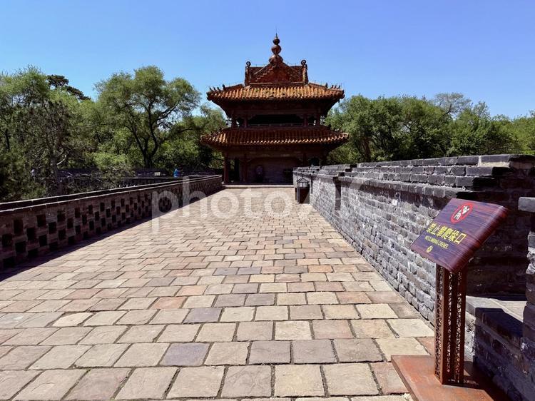 北陵の城壁から城楼へ 北陵公園,中国,海外の写真素材