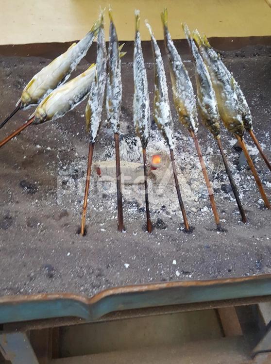 焼きたてをどうぞ 焼き魚,串刺,川の写真素材