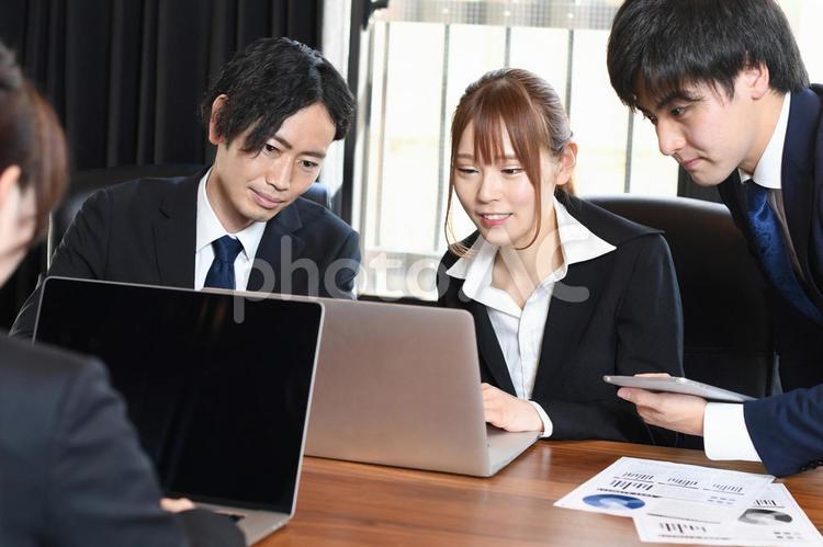 オフィスで会議をする男女のビジネスマン ビジネスマン,会議,ビジネスの写真素材