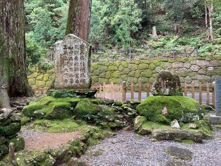 苔むす石碑と古道の風景 苔むす石碑と古道の風景 石碑,苔むす風景,古道の写真素材