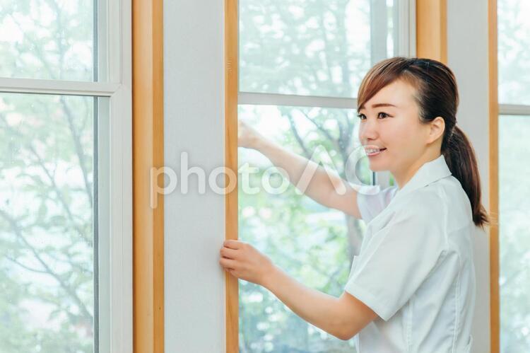 窓を開けて換気する医療スタッフ 換気,看護師,窓の写真素材