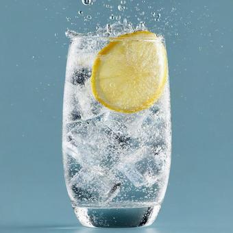 レモンスライスと氷が入った炭酸水 レモンスライスと氷が入った炭酸水の写真