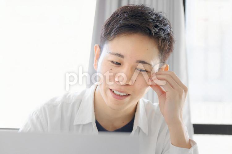 目を気にする男性 男性,アジアン,日本人の写真素材