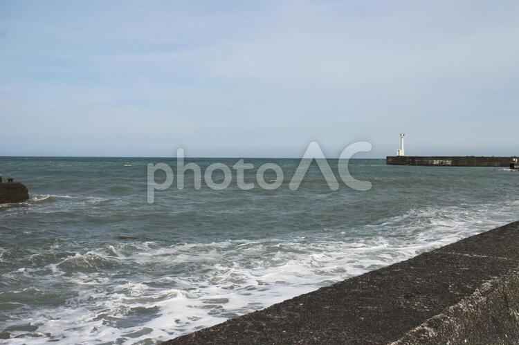 突堤に打ち寄せる激しい波 波,突堤,岸壁の写真素材