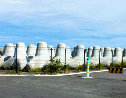 青空とたくさんのコンクリートブロック 青空とたくさんのコンクリートブロックの写真