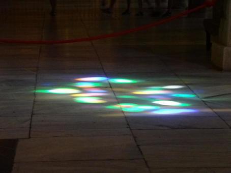 ステンドグラスから落ちた光の写真