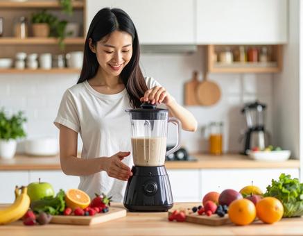 朝スムージーを作る女性 朝スムージーを作る女性の写真