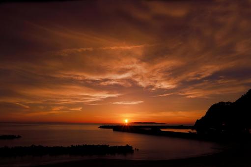 日本海の夕日(新潟県村上市笹川流れ) 日本海の夕日(新潟県村上市笹川流れ) 夕日,夕焼け,日本海の写真素材