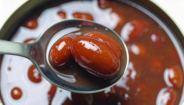 小豆の缶詰から小豆をスプーンで掬う 小豆の缶詰から小豆をスプーンで掬うの写真