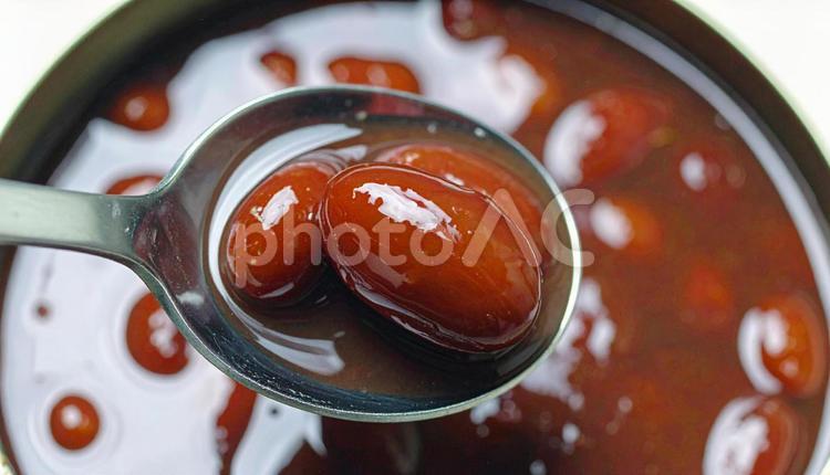 小豆の缶詰から小豆をスプーンで掬う 小倉あん,粒餡,あんこの写真素材