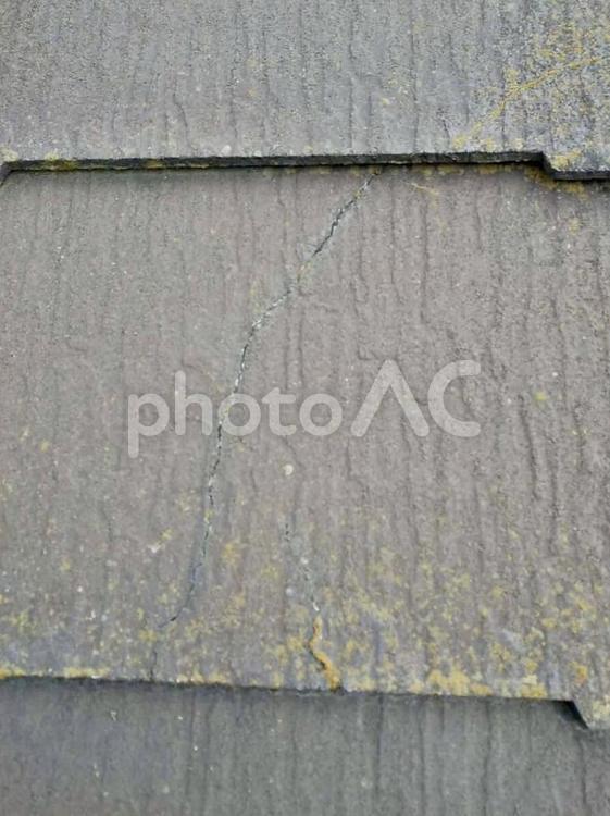 苔が生え、ヒビがあるカラーベスト スレート,コロニアル,カラーベストの写真素材