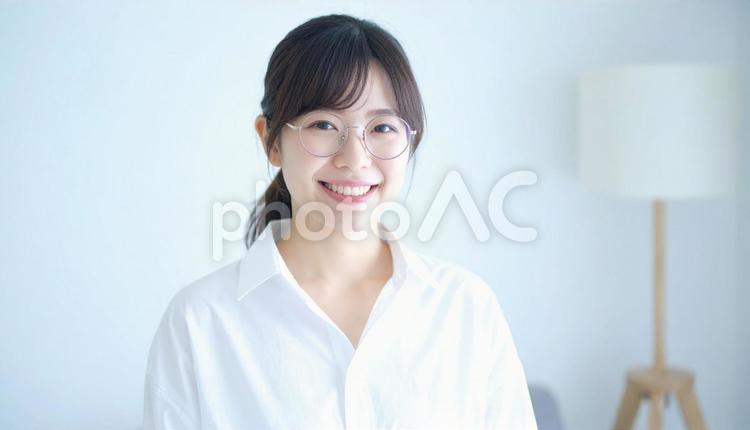 清潔感のあるカメラ目線の女性 女性,1人,20代の写真素材
