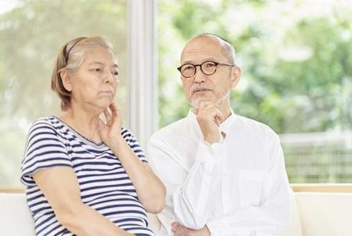 Elderly couple worried about old age, ältere menschen, paar, rentenalter, JPG