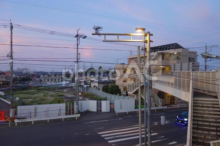 夕方の甲州街道と歩道橋 夕方,景色,夕暮れの写真素材