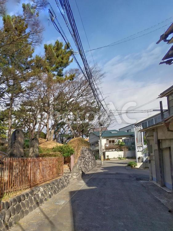 古墳と住宅の境目 古墳,住宅地,道路の写真素材