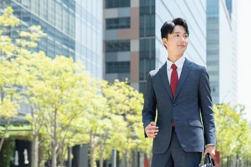 オフィス街を歩く若いビジネスマン オフィス街を歩く若いビジネスマン ビジネスマン,営業,ビジネスの写真素材