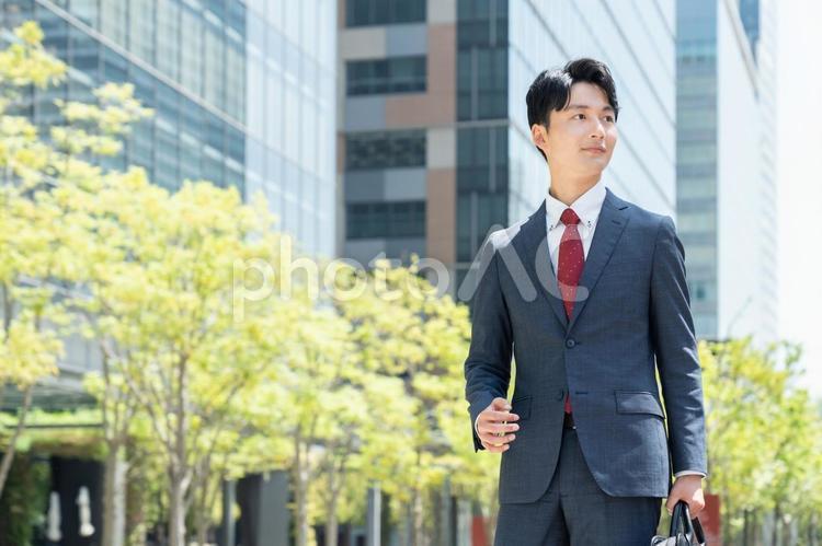 オフィス街を歩く若いビジネスマン ビジネスマン,営業,ビジネスの写真素材
