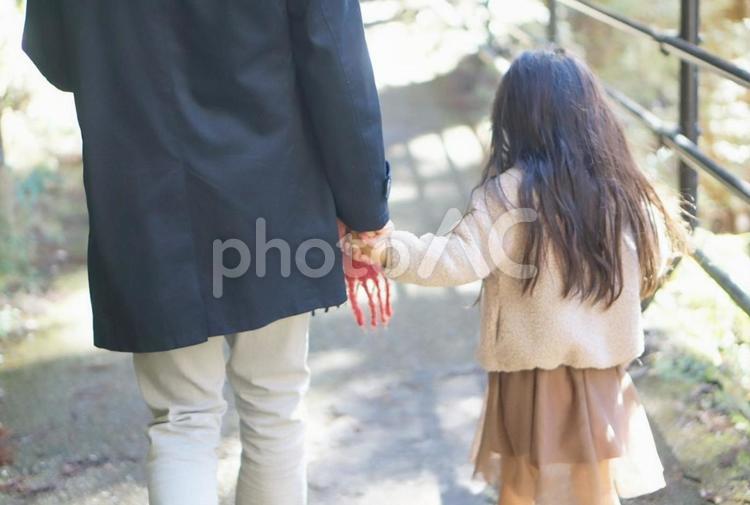散歩する親子の後ろ姿 散歩,親子,子供の写真素材