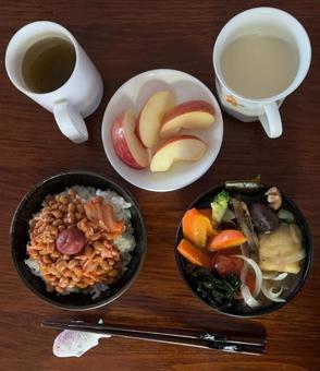 こまちご飯にキムチ納豆としそ梅などの朝食 こまちご飯にキムチ納豆としそ梅などの朝食 朝食,あきたこまち,ご飯の写真素材