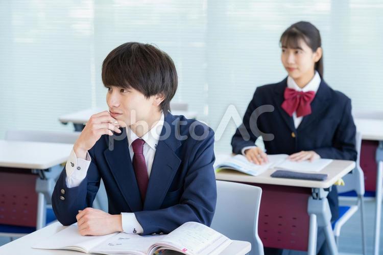 学校で勉強をする男女の高校生 教育,塾,勉強の写真素材