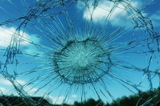 車内から見た割れたガラスのアップ 車内から見た割れたガラスのアップの写真