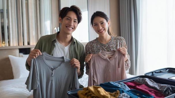 旅行準備を楽しむカップル 旅行準備を楽しむカップルの写真
