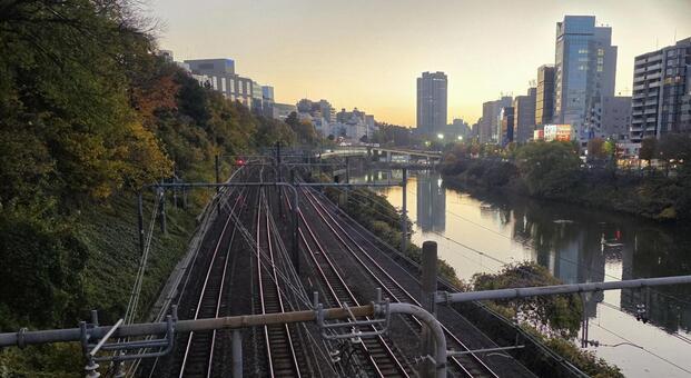 河川沿いの風景 フェンス,フェンス越し,線路の写真素材
