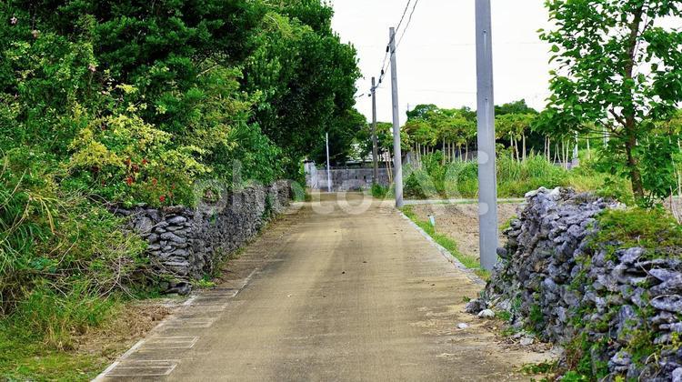 沖縄県伊是名島の街並み 道路,伊是名,街並みの写真素材