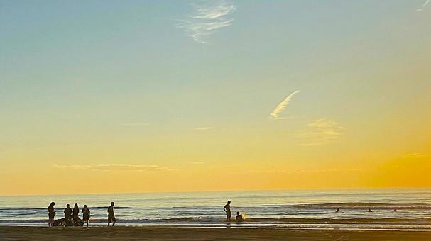 Chirihama Beach at dusk People playing on the beach: 2, JPG