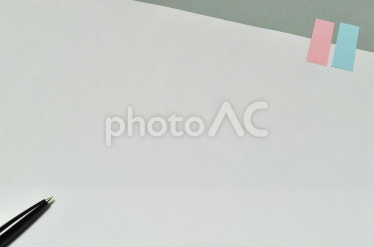 紙と付箋とボールペン（グレー） 紙,メモ,ボールペンの写真素材