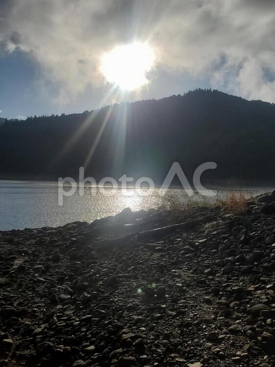 木漏れ日 水域,自然,太陽の写真素材
