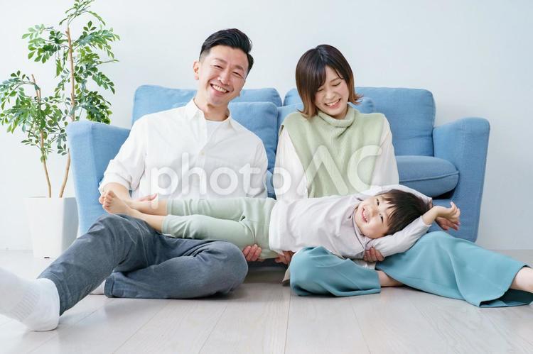 ソファでくつろぐ家族  家族,ファミリー,ソファの写真素材