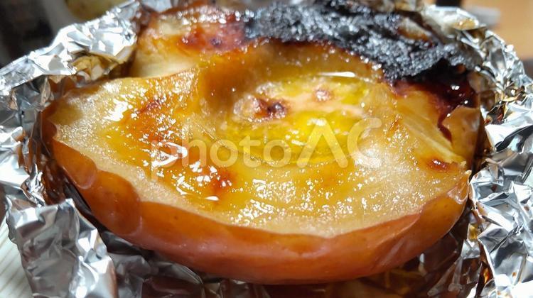 焼いてコントラスト　左下いい感じ りんご,焼きリンゴ,オーブン焼きの写真素材