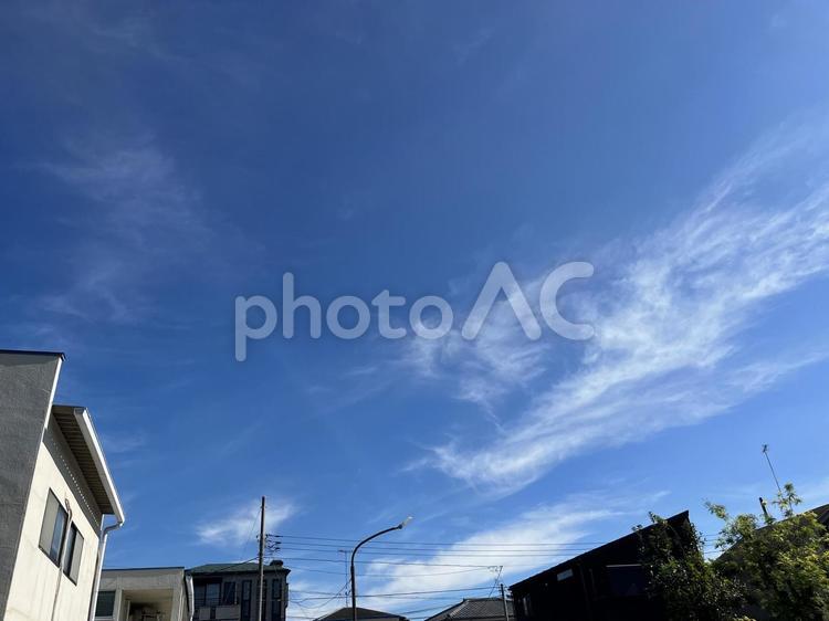 流れる雲、街並み　2 雲,晴天,晴れの写真素材