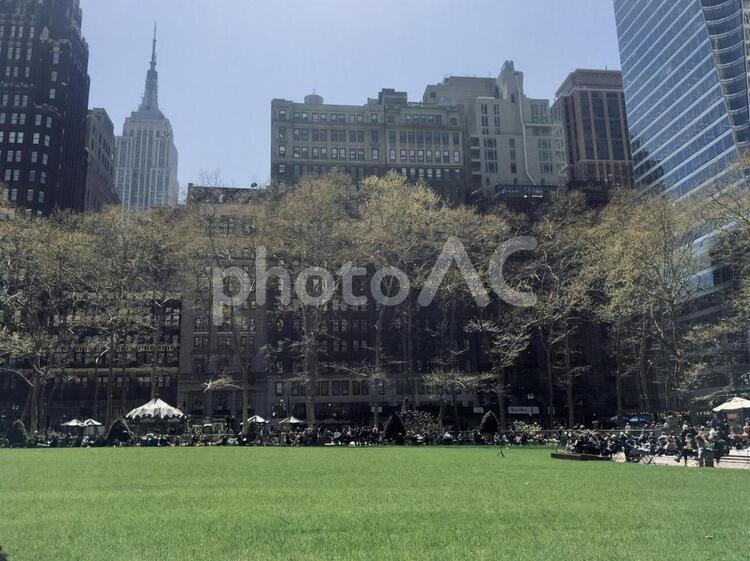 ニューヨーク、ブライアント公園から見たエンパイアステイトビル ニューヨーク,公園,ブライアントパークの写真素材