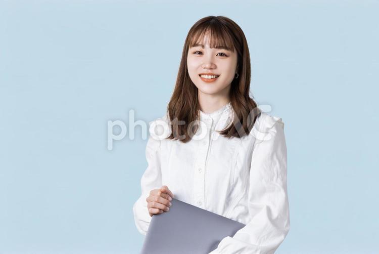 ノートパソコンを持つビジネスウーマン 女性,ビジネス,笑顔の写真素材