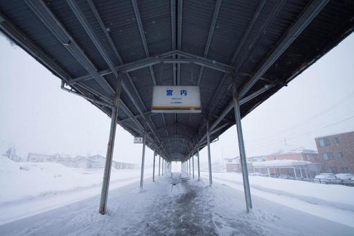 雪景色の宮内駅 宮内駅,駅,雪の写真素材
