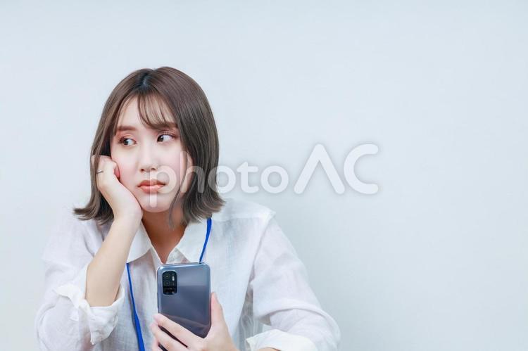 頬杖をついた無表情の若い女性 女性,女の子,若いの写真素材