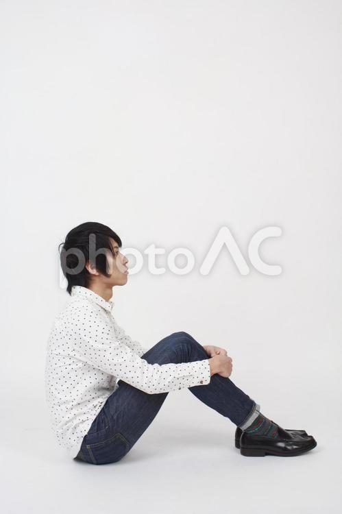 膝を抱えて座る男性1 男性,座る,膝を抱えるの写真素材