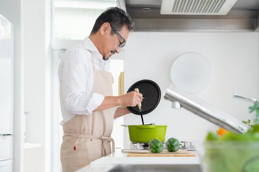 キッチンで料理を作るミドルの男性 キッチンで料理を作るミドルの男性 料理,男性,ミドルの写真素材