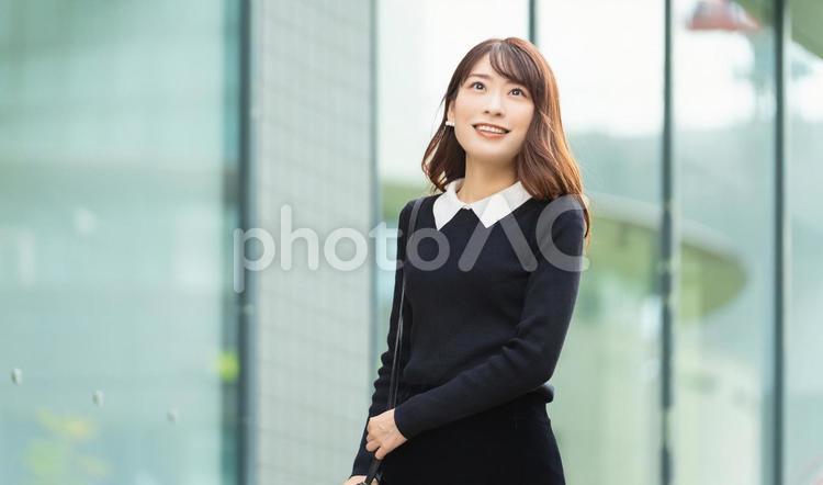 バッグを持って街を歩くビジネスウーマン 女性,ビジネス,ビジネスウーマンの写真素材