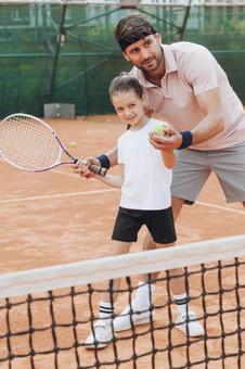 子供にテニスを教える男性 親子,女の子,男性の写真素材