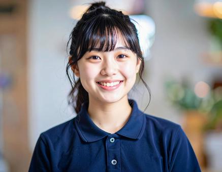 ボロシャツの女性の写真