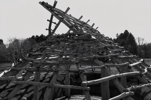 大船縄文遺跡にて 大船縄文遺跡にて モノクロ,縄文時代,竪穴式住居の写真素材