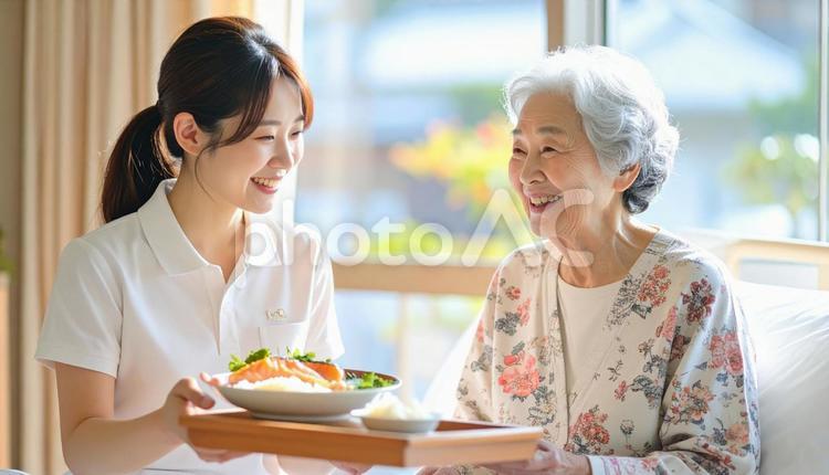 高齢女性と女性介護士の穏やかな食事風景 女性介護士,訪問介護,在宅介護の写真素材