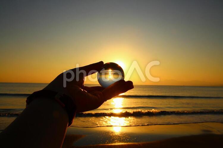 ガラス玉と夕日と海 夕日,海,ガラス玉の写真素材