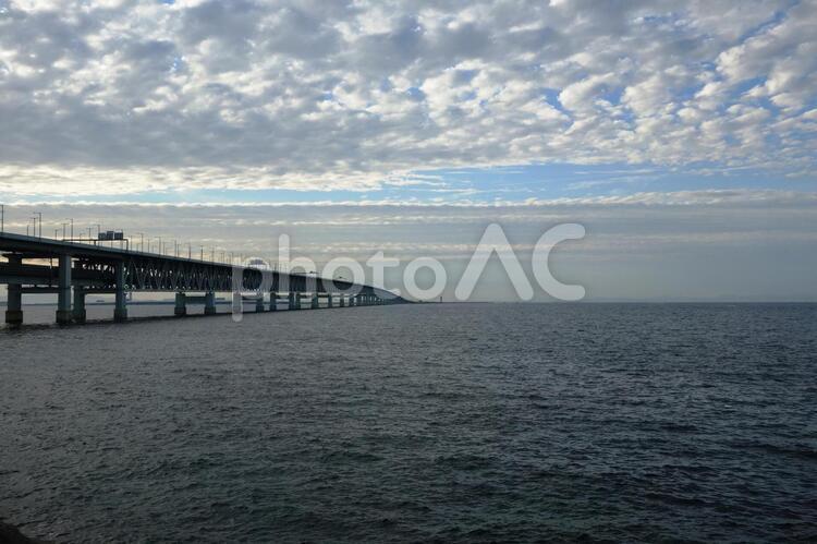 空港連絡橋と海と空 空港,連絡橋,水域の写真素材
