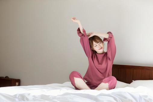 起床後ストレッチをする女性 起床後ストレッチをする女性 女性,人物,ベッドの写真素材