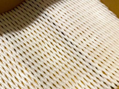 ダンボール箱の中に敷いた緩衝材２３の写真