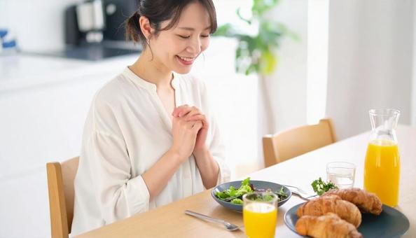 健康的で美しい女性の朝食風景 健康的で美しい女性の朝食風景の写真